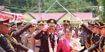 Kapolres Keerom Pimpin Tradisi Pedang Pora Pelepasan Wisudawan Purna Bakti Personel Polres Keerom