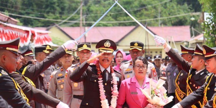 Kapolres Keerom Pimpin Tradisi Pedang Pora Pelepasan Wisudawan Purna Bakti Personel Polres Keerom