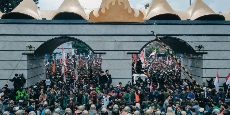 Mati Suri Penegasan Idealisme oleh Perut Kenyang,Demo jadi Tenang