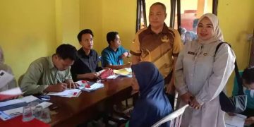 Dinsos Way Kanan Bagikan Ratusan Kartu Keluarga Sejahtera di Negeri Agung