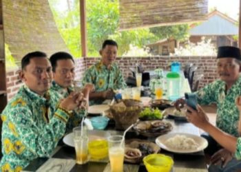 Ketua Apdesi dan Sekretaris Apdesi Ngobrol Santai Bareng Kepala Kampung