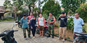 Cegah Bencana Banjir, Babinsa Koramil 410-01 Panjang Bersama warga Gotong Royong Bersihkan Lingkungan