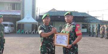 Letkol Arm Roni Hermawan Berikan Piagam Penghargaan Langsung untuk  Koptu Eka Fitriyadi