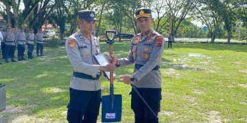 Kapolres Keerom Berikan Penghargaan untuk Anggota Bhabinkamtibmas atas Dedikasi Sosial di Tengah Masyarakat