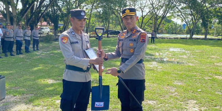 Kapolres Keerom Berikan Penghargaan untuk Anggota Bhabinkamtibmas atas Dedikasi Sosial di Tengah Masyarakat