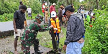 Babinsa Koramil Mapurujaya Bersama Warga Gelar Kerja Bakti Bersihkan Drainase