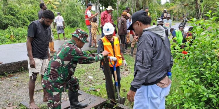 Babinsa Koramil Mapurujaya Bersama Warga Gelar Kerja Bakti Bersihkan Drainase