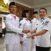 Bupati Parosil Serahkan Tali Asih kepada Tiga Paskibraka Lampung Barat yang Harumkan Daerah di Tingkat Provinsi