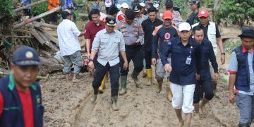 Prihatin dengan Warga Terdampak Banjir, Parosil Mabsus Tinjau Lokasi Banjir Sembari Salurkan Bantuan