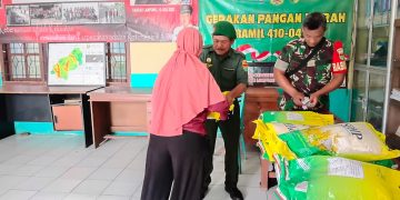 Sigap! Babinsa Koramil 410-04/TKT Salurkan Beras SPHP