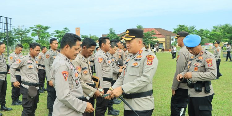 Kapolres Tubaba Lakukan Pemeriksaan Sikap Tampan dan Kelengkapan Data Diri Personil