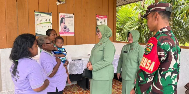 Dukung Program Penurunan Angka Stunting, Kodim 1710/Mimika Beri Makanan Tambahan ke Balita Jelang HUT TNI ke 80