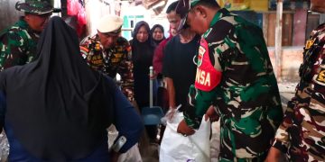 Bersama Warga, Ormas Anggota Koramil 410-03/TBU Gotong Royong Bersihkan Area Pasar