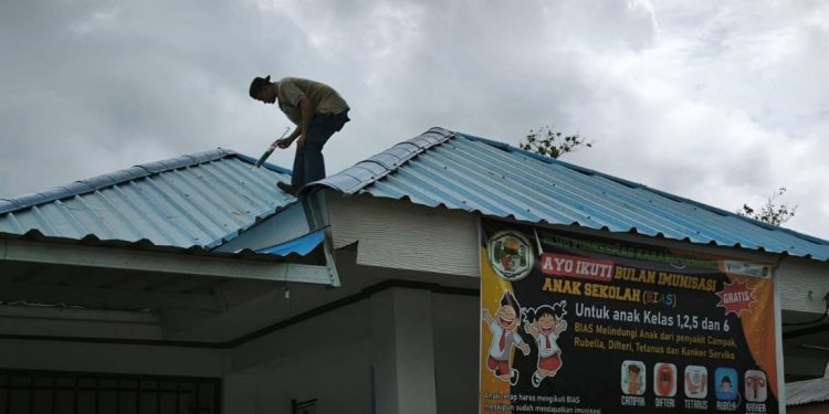 Jelang Peringatan HUT TNI ke 80, Kodim 1710/Mimika Gelar Bakti Teritorial Perbaikan Fasilitas Kesehatan Umum
