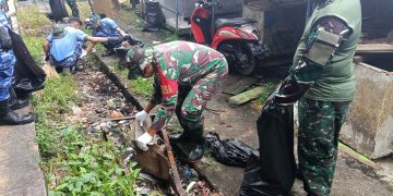 Kodim 1710/Mimika Bersama Satuan TNI-POLRI dan Masyarakat Gelar Kegiatan Karya Bakti Pembersihan Lingkungan Pasar
