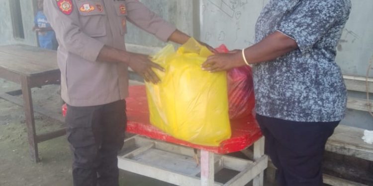 Dukung Semangat Atlet Muda, Kapolsek Web Serahkan Bantuan Kostum ke Kontingen Distrik Web