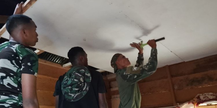 Bantu Warga Kurang Mampu, Kodim 1710/Mimika Perbaiki Rumah Tidak Layak Huni