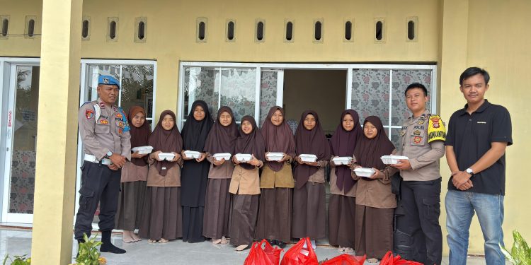 Jumat Berkah, Polsek Lambu Kibang  Bagikan Nasi Kotak kepada Santri Pondok Pesantren Nurul Kirom