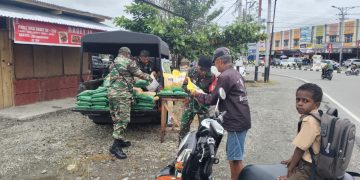 Jaga Kestabilan Harga Beras, Para  Babinsa dari Kodim 1710/Mimika Bekerja Sama dengan Perum BULOG Terus Menjual Beras SPHP
