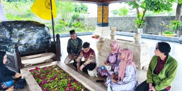 Ketua Umum PPWI Nasional Ziarah ke Makam Soekarno di Blitar