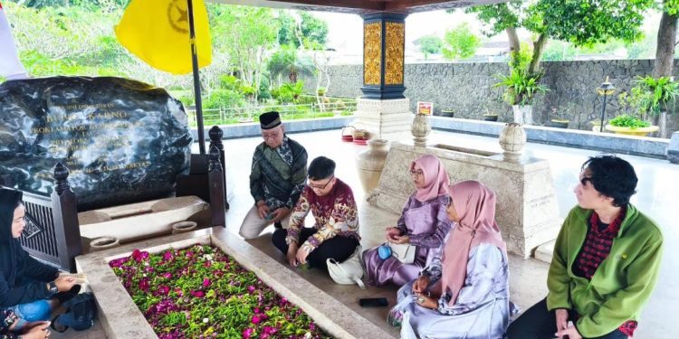 Ketua Umum PPWI Nasional Ziarah ke Makam Soekarno di Blitar