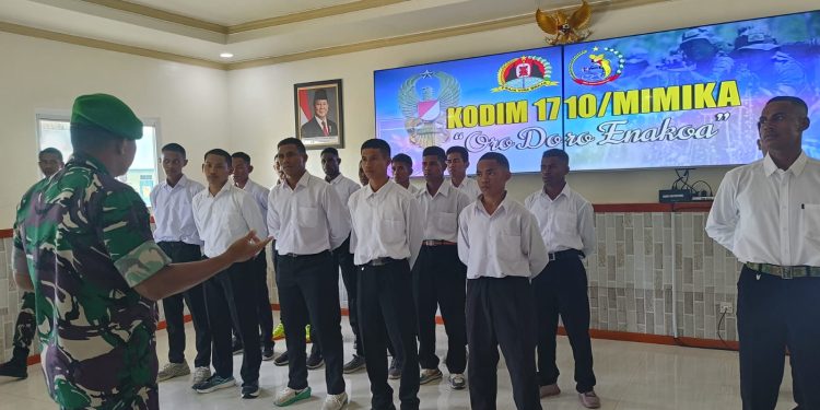 Dandim 1710/Mimika Beri Pengarahan Kepada Pendaftaran Rekrutmen Calon Prajurit TNI AD TA 2025