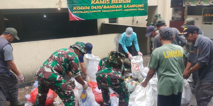 Personil Koramil 410-05/Tanjung Karang Pusat, Lakukan Giat Kamis Bersih
