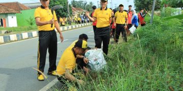 Kerja Bakti di Sepanjang Jalan Tugu Rato Naga sampai Tugu Payung, Polres Bersama Pemkab Tulang Bawang Barat  Wujudkan Lingkungan Bersih dan Asri