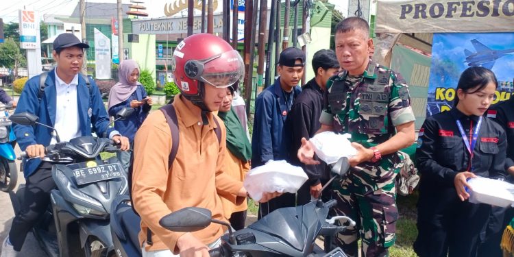 Kepedulian Sosial Koramil 410-06/KDT bersama Politeknik Lampung Melalui Program “Jumat Berkah”