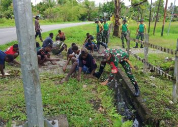 Wujudkan Lingkungan yang Bersih dan Rapih, serta Mencegah Bencana Banjir Babinsa Koramil Mapurujaya Gelar Karya Bakti Bersih Selokan