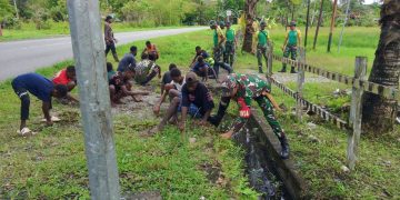 Wujudkan Lingkungan yang Bersih dan Rapih, serta Mencegah Bencana Banjir Babinsa Koramil Mapurujaya Gelar Karya Bakti Bersih Selokan