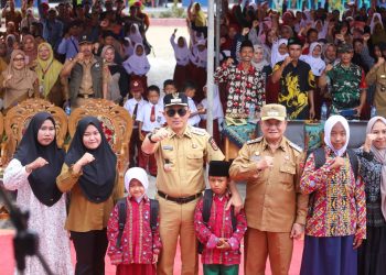 Seragam Gratis Parosil Mabsus dan Mad Hasnurin Menjadi Program Primadona Masyarakat Lambar