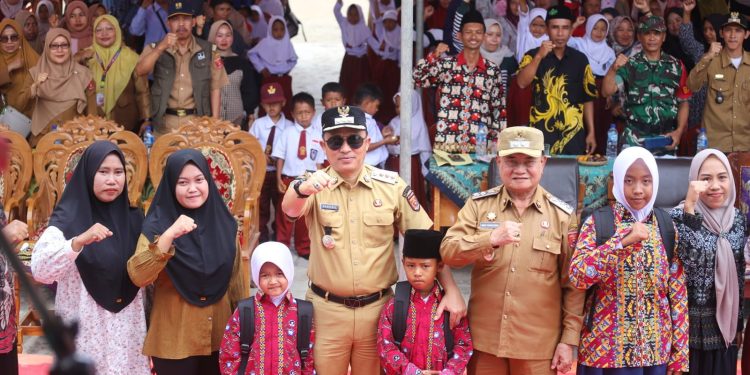 Seragam Gratis Parosil Mabsus dan Mad Hasnurin Menjadi Program Primadona Masyarakat Lambar