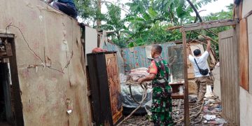 Anggota Babinsa Kodim 0410/ dengan Cekatan Bantu Warga