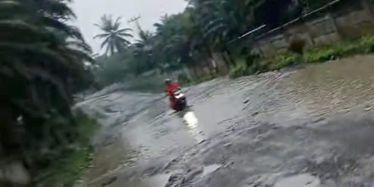 Jalan Berlubang Penghubung Talang Buai – Sungai Ipuh di Kecamatan Teras Terunjam, Dikeluhkan Warga, Pemerintah Berpotensi Langgar UU