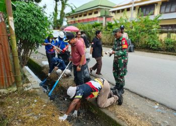 Mencegah Terjadinya Sumbatan dan Genangan Air, Babinsa Koramil Timika Bersihkan Saluran Drainase