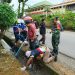 Mencegah Terjadinya Sumbatan dan Genangan Air, Babinsa Koramil Timika Bersihkan Saluran Drainase