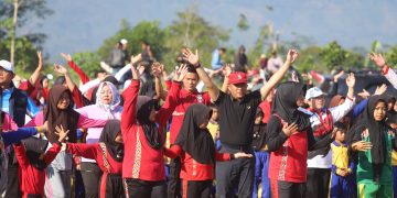 Momen Haru di Pagar Dewa, Bupati Parosil Hadiahi Sepeda untuk Gadis Kecil yang Kehilangan Ayah