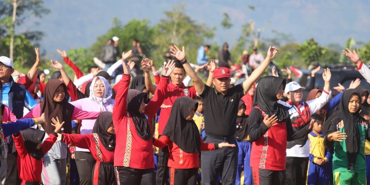 Momen Haru di Pagar Dewa, Bupati Parosil Hadiahi Sepeda untuk Gadis Kecil yang Kehilangan Ayah