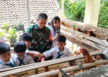 Anak SD Tunas Mekar Indonesia Antusias Kunjungi Koramil 410-04/Tanjung Karang Timur