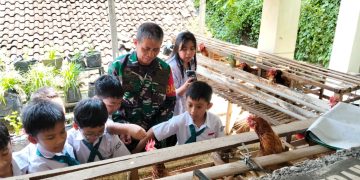 Anak SD Tunas Mekar Indonesia Antusias Kunjungi Koramil 410-04/Tanjung Karang Timur