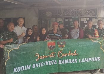 Babinsa Gedong Air Bersama Masyarakat Salurkan Bantuan untuk Warga Korban Angin Puting Beliung