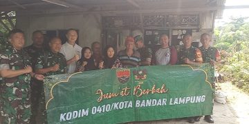 Babinsa Gedong Air Bersama Masyarakat Salurkan Bantuan untuk Warga Korban Angin Puting Beliung