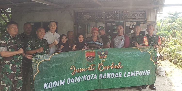 Babinsa Gedong Air Bersama Masyarakat Salurkan Bantuan untuk Warga Korban Angin Puting Beliung