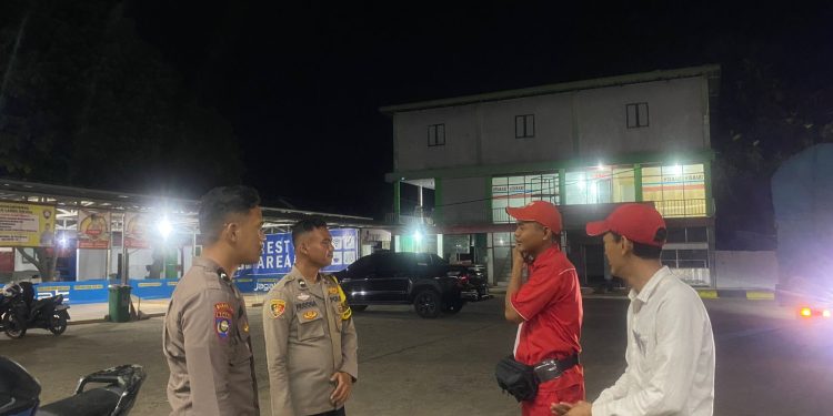 Jamin Rasa Aman di Area SPBU Pertamina, Polsek Lambu Kibang Rutin Gelar Patroli Saat Malam Hari