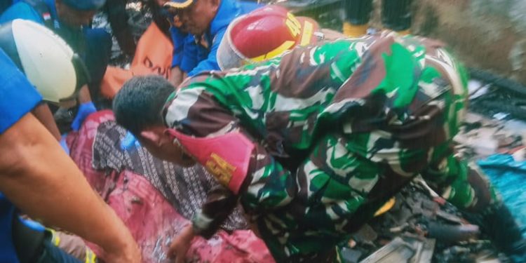 Api Melalap Permukiman Padat, Babinsa Serda Yana Jadi Ujung Tombak Respons Cepat di Lokasi Kebakaran
