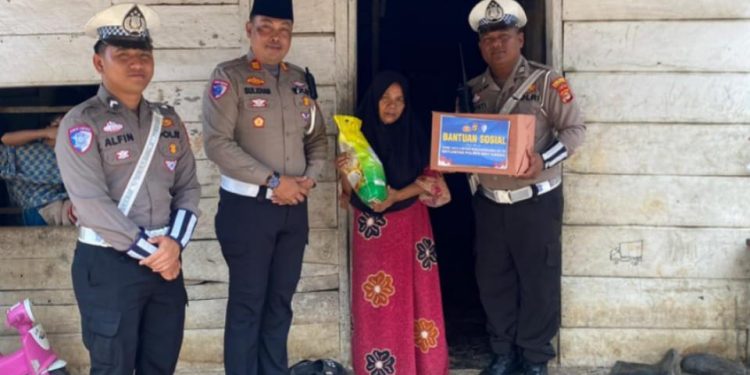 Wujudkan Kepedulian Sosial, Satlantas Polres Way Kanan Gelar Aksi Jumat Berkah