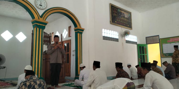 Kapolsek Lambu Kibang Melaksanakan Kegiatan Jumat Keliling Sekaligus Menjadi Khotib Sholat Jumat