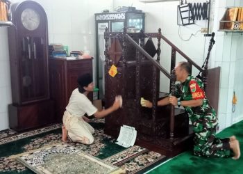 Koramil 410-05/TKP Lakukan Karya Bakti Bersihkan Masjid