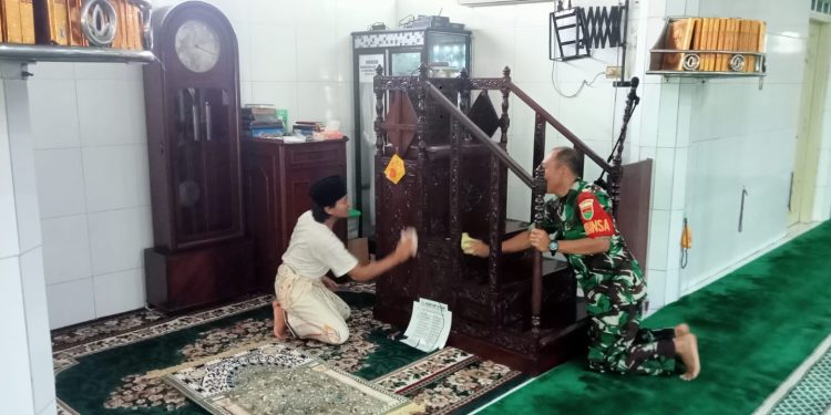 Koramil 410-05/TKP Lakukan Karya Bakti Bersihkan Masjid